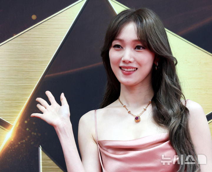 [서울=뉴시스] 박주성 기자 = 19일 오후 서울 종로구 세종문화회관에서 열린 ‘제10회 한국 뮤지컬어워즈’ 레드카펫 행사에서 배우 이성경이 포즈를 취하고 있다. 2026.01.19. park7691@newsis.com