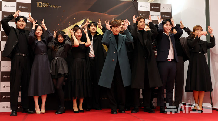 [서울=뉴시스] 박주성 기자 = 19일 오후 서울 종로구 세종문화회관에서 열린 ‘제10회 한국 뮤지컬어워즈’ 레드카펫 행사에서 에비타 앙상블이 포즈를 취하고 있다. 2026.01.19. park7691@newsis.com