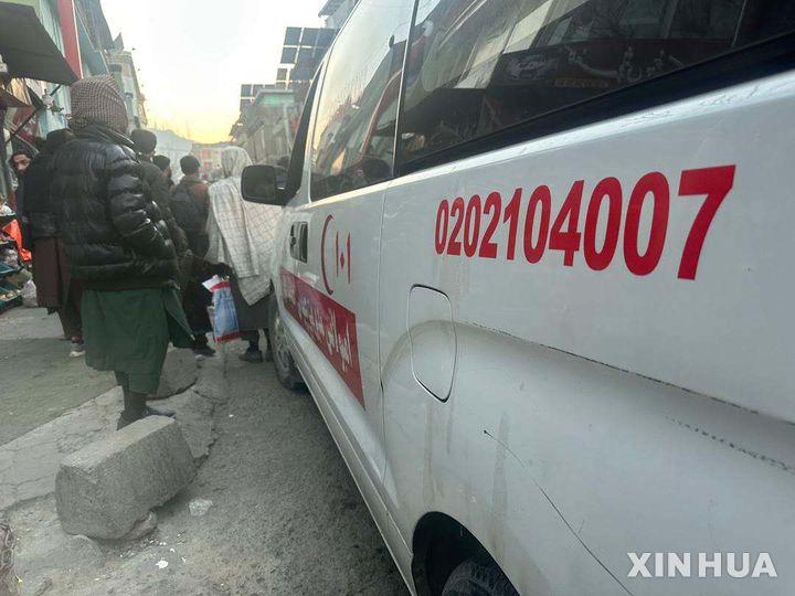 [카불=신화/뉴시스] 아프가니스탄 수도 카불 중심가에 위치한 한 중국 식당에서 19일(현지 시간) 폭발이 발생해 최소 7명이 숨지고 10여 명이 부상을 입었다. 사망자 가운데는 중국인 1명도 포함됐다. 폭발 직후 현장에 구급차가 도착해 있는 모습. 2026.01.20