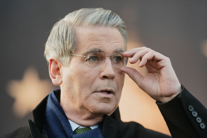 [다보스=AP/뉴시스] 스콧 베선트 미국 재무장관이 19일(현지 시간) 세계경제포럼(WEF) 연례 회의 참석을 위해 방문한 스위스 다보스에서 취재진 질문에 답하고 있다. 베선트 장관은 유럽연합(EU)의 보복 관세 대응 논의는 합의가 어려울 것이라며 위협을 경시했다. 2026.01.20.