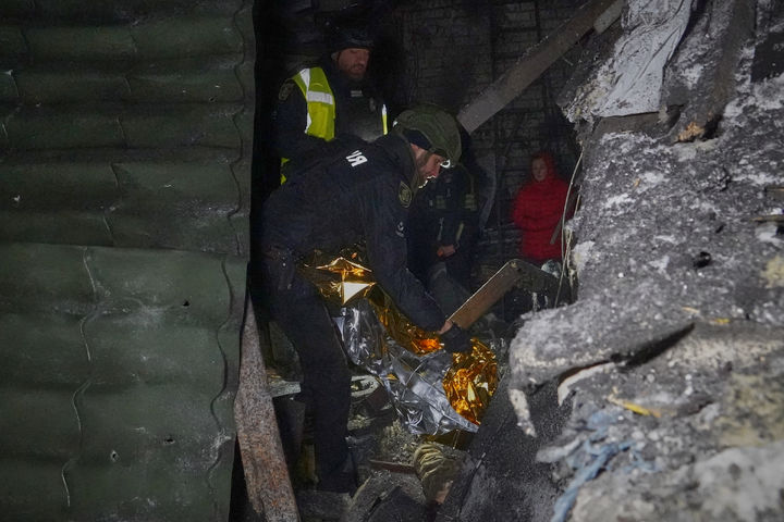 [하르키우=AP/뉴시스] 19일(현지 시간) 우크라이나 하르키우에서 구조대가 러시아 공습으로 부상한 피해자를 구조하고 있다. 2026.01.20.