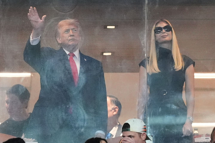 [마이애미가든스=AP/뉴시스] 도널드 트럼프 미국 대통령이 19일(현지 시간) 딸 이방카와 함께 미국 플로리다 마이애미가든스에서 열린 대학 미식축구 결승전을 관람하고 있다. 트럼프 대통령은 그린란드 무력 장악 가능성에 시인도 부인도 하지 않으며, 유럽 8개국엔 관세를 반드시 부과하겠다고 밝혔다. 2026.01.20.