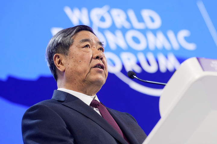 [다보스=AP/뉴시스] 20일 스위스 다보스에서 열린 세계경제포럼(WEF·다보스포럼)에서 발언하는 허리펑 중국 부총리. 2026.01.21.