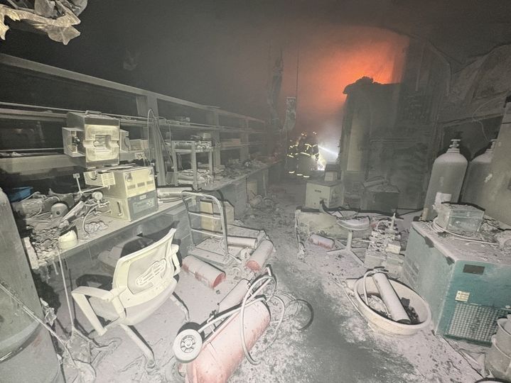 [천안=뉴시스] 지난 19일 오후 10시57분께 충남 천안시 서북구 성거읍 오목리 4층 반도체 공장 3층 연구실에서 불이 나 소방대원이 진화에 나서고 있다. (사진=천안서북소방서 제공) 2026.01.20 photo@newsis.com *재판매 및 DB 금지