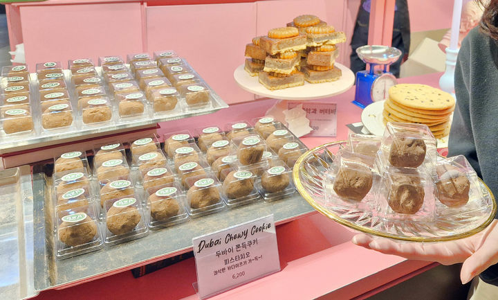 [부산=뉴시스] 롯데백화점 부산본점 지하1층 남포당에서 쫀득한 식감과 이국적인 풍미를 살린 다양한 맛의 두바이쫀득쿠키를 선보이고 있다. (사진=롯데백화점 제공) 2026.01.20. photo@newsis.com&nbsp; *재판매 및 DB 금지