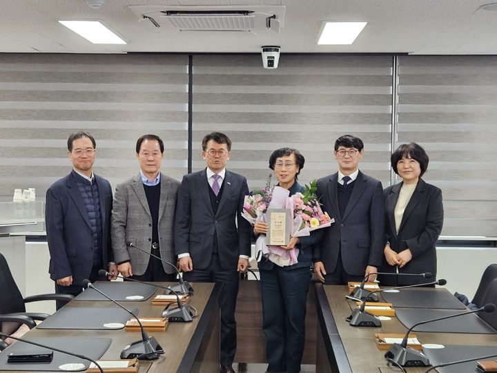 [밀양=뉴시스] 손제란 의원이 국가보훈부장관 감사패를 받고 참석자들과 함께 기념촬영을 하고 있다. (사진= 밀양시 제공) 2026.01.20. photo@newsis.com *재판매 및 DB 금지