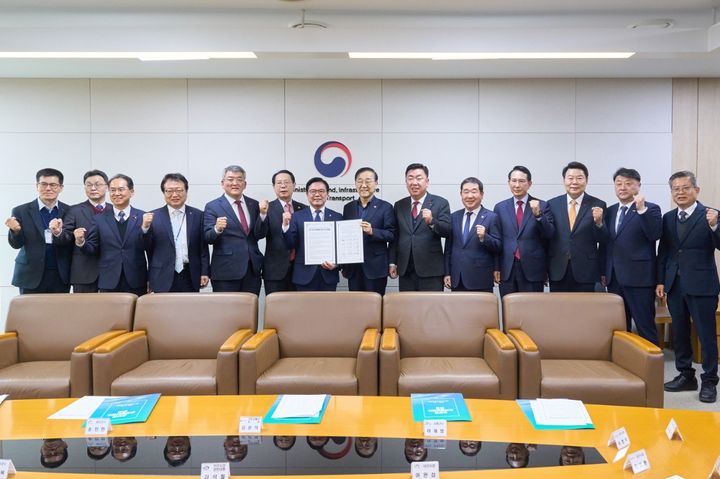 [아산=뉴시스] 중부권동서횡단철도 협의체의 단체장들이 19일 국토부를 찾아 김윤덕 장관에게 국가철도망 계획 반영을 촉구하는 건의문을 전달했다. (사진=아산시 제공) 2026.01.20 photo@newsis.com *재판매 및 DB 금지