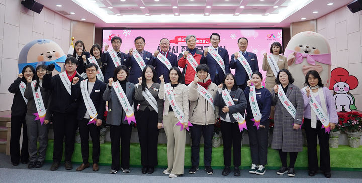 [서산=뉴시스] 충남 서산시 관계자 등이 지난해 12월4일 서산시청 대회의실에서 희망2026 나눔 캠페인 집중모금 행사를 가진 후 기념 사진을 찍고 있다. (사진=서산시 제공) 2026.01.20. photo@newsis.com *재판매 및 DB 금지