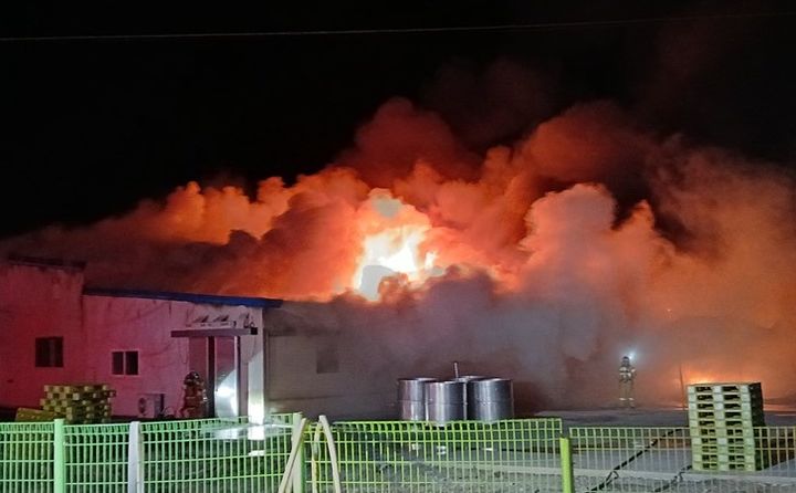 [의성=뉴시스] 의성군 금성면 청로리 한 식품제조업체에서 불길이 치솟고 있다. (사진=경북소방본부 제공) 2026.01.20. photo@newsis.com&nbsp; *재판매 및 DB 금지