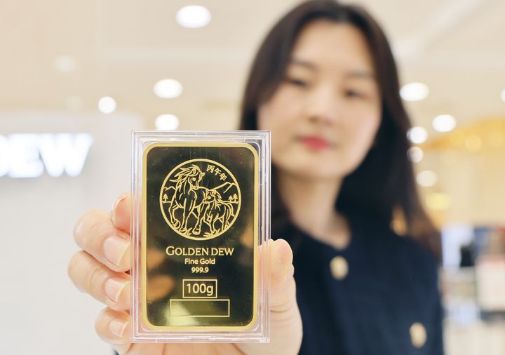 [대구=뉴시스] 롯데백화점은 대구점과 상인점이 2026년 병오년 '말의 해'를 맞아 자산가치와 상징성을 모두 갖춘 골드바를 선보인다. (사진 = 롯데백화점 제공) 2026.01.20. photo@newsis.com *재판매 및 DB 금지