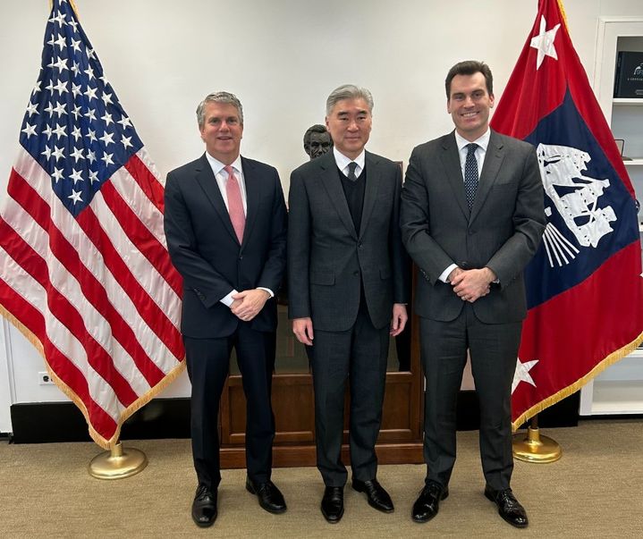 [서울=뉴시스] 성 김 현대차 전략기획 담당 사장(가운데)이 최근 윌리엄 키밋 미 상무부 산업·안보 담당 차관(오른쪽)과 데이비드 포겔 자동차·모빌리티 담당 차관보를 만나 기념촬영을 하고 있다. (사진=미국 ITA SNS 갈무리) 2026.01.20 photo@newsis.com *재판매 및 DB 금지