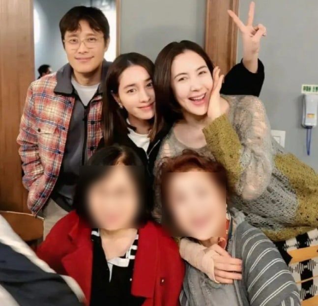 [서울=뉴시스] 방송인 이지안이 가족과 함께한 사진을 공개했다. (사진=인스타그램 캡처) 2026.01.19. photo@newsis.com *재판매 및 DB 금지