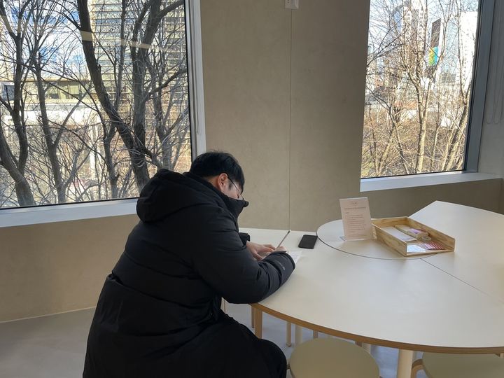 세화미술관 소장품전 서신교환 이벤트에 참여하고 있는 관람객의 모습 *재판매 및 DB 금지