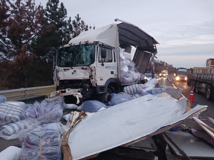 중부내륙고속도로 창녕IC 인근서 화물차 3중 추돌