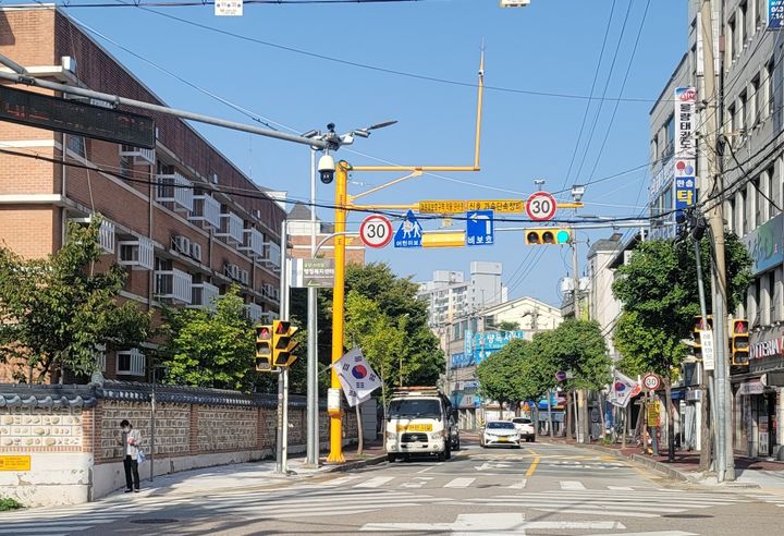 청주시 학교 앞 횡단보도 인근에 설치된 무인교통단속장비. *재판매 및 DB 금지