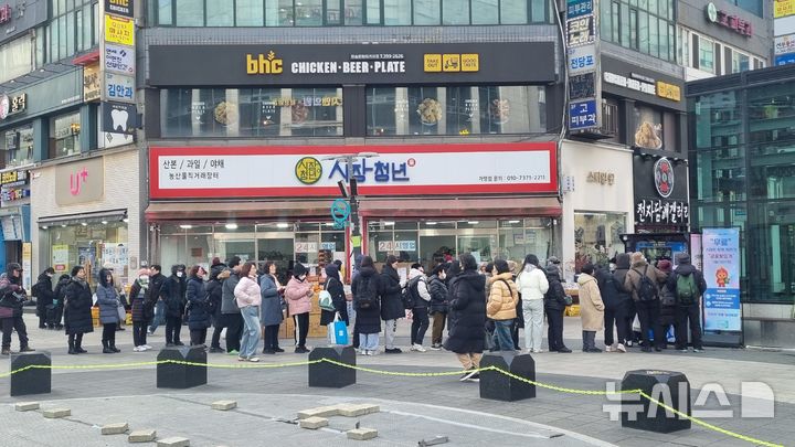 [군포=뉴시스] 주민들이 '핫뜨거'를 구매하기 위해 줄을 서 있다. (사진=군포시 제공).2026.01.20.photo@newsis.com