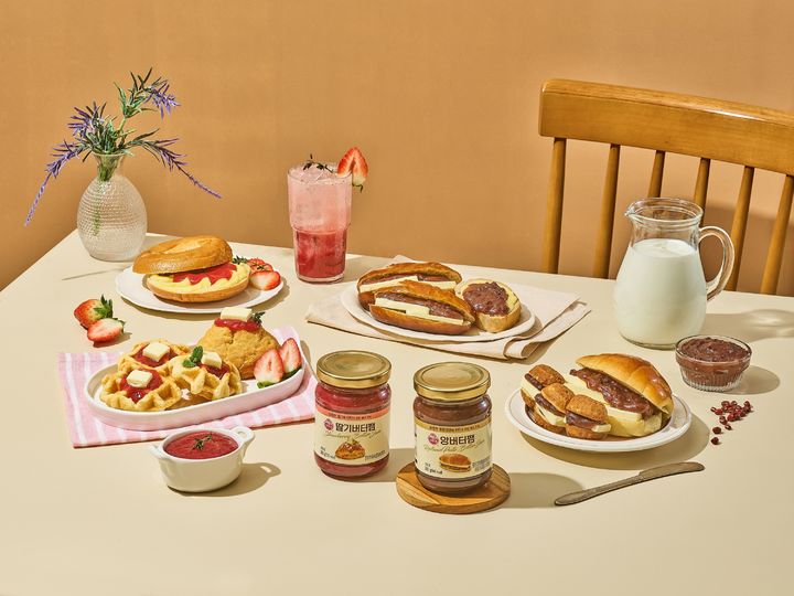 [서울=뉴시스] 오뚜기가 딸기와 통팥앙금에 버터의 풍미를 더한 프리미엄 버터쨈 신제품 2종 '딸기버터쨈'과 '앙버터쨈'을 출시했다고 20일 밝혔다. (사진=오뚜기 제공) 2026.01.20. photo@newsis.com *재판매 및 DB 금지