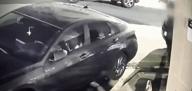 "왜 내 차에만"…빌라 주차 차량에 반복된 '침 테러' 포착