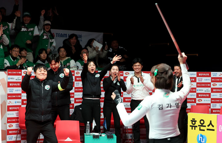 [서울=뉴시스] 김가영과 한호하는 하나카드 팀원(사진=PBA 제공) *재판매 및 DB 금지