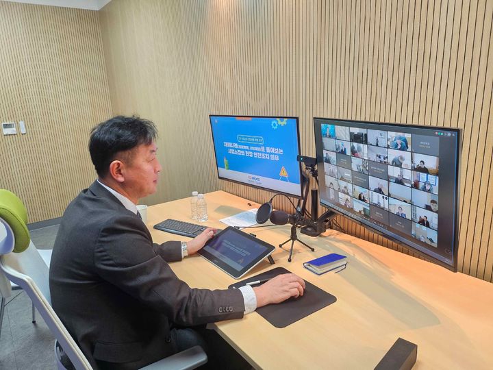 [세종=뉴시스]안전 교육을 받고 있는 모습이다.(사진=한전 제공) *재판매 및 DB 금지