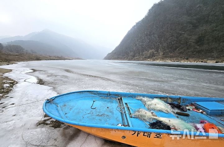 [단양=뉴시스] 이병찬 기자 = 한파주의보가 발효한 20일 충북 단양군 가곡면 남한강에 발 묶인 어선이 한겨울 정취를 더하고 있다.2026.01.20.bclee@newsis.com 