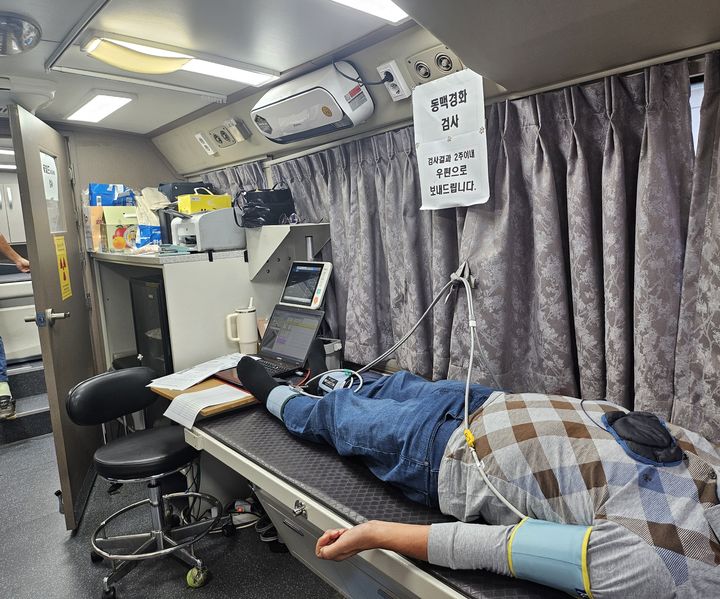 [횡성=뉴시스] 찾아가는 검진에서 동맥경화 검사 진행. (사진=횡성군 제공) 2026.01.20. photo@newsis.com *재판매 및 DB 금지