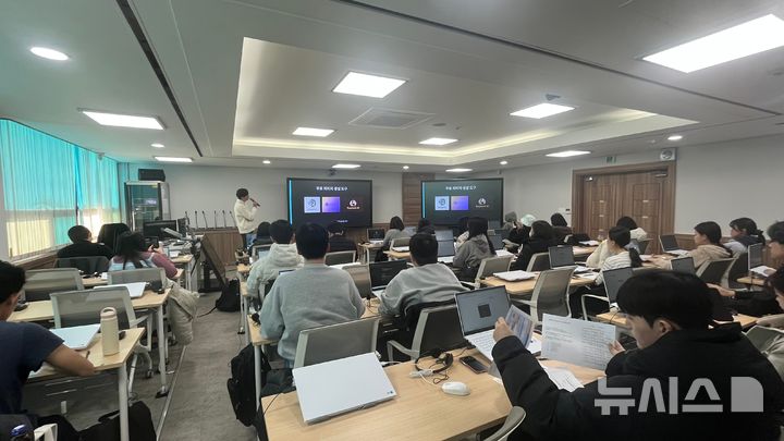 [광주=뉴시스] 최근 전북대학교에서 열린 ‘생성형 AI 활용 이미지 제작’ 특강에 수강생들이 참여하고 있다. 