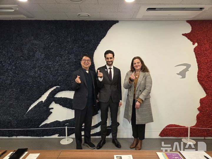 [용인=뉴시스]주한 프랑스대사관을 방문한 조영민 교육장(사진=용인교육지원청 제공)2026.01.20.photo@newsis.com