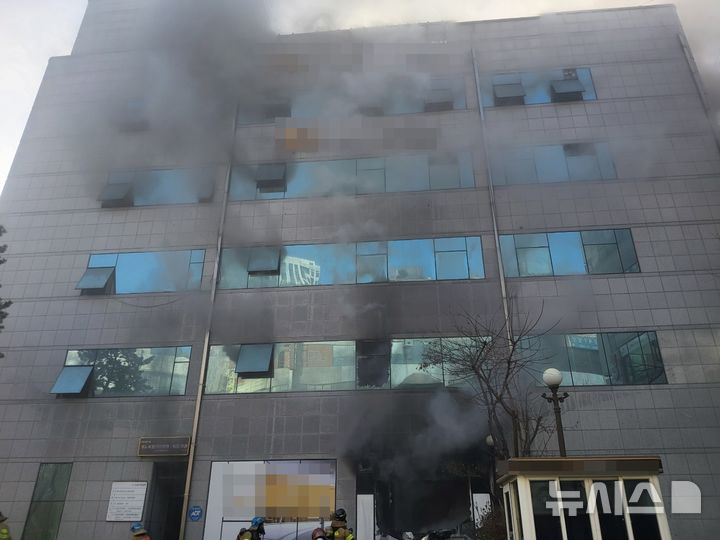 [인천=뉴시스] 경기 부천시 원미구 중동 은행 건물 화재. (사진=부천소방서 제공)