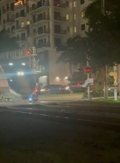 선로 위 멈춘 우버이츠 배달 로봇…고속 열차에 '쾅'