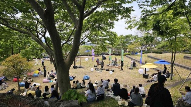 [서귀포=뉴시스] 서귀포시 한 공원에서 버스킹 공연이 열리고 있다. (사진=제주도 제공) 2026.01.20. photo@newsis.com *재판매 및 DB 금지