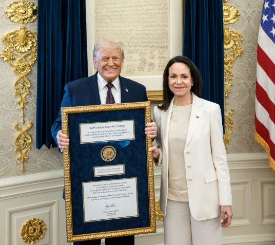 [서울=뉴시스] 도널드 트럼프 미국 대통령(왼쪽)이 지난 15일(현지 시간) 미국 워싱턴 백악관에서 마리아 코리나 마차도 베네수엘라 야권 지도자(오른쪽)가 헌정한 노벨 평화상을 들고 환하게 웃고 있다. (사진=백악관 X 갈무리) 2026.01.20. *재판매 및 DB 금지