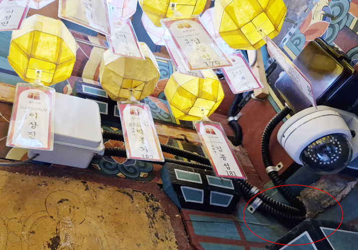 [창녕=뉴시스] 경남 창녕군 관룡사 약사전 벽면에 CCTV가 설치돼 있다. (사진= 독자 제공) 2026.01.20. photo@newsis.com *재판매 및 DB 금지