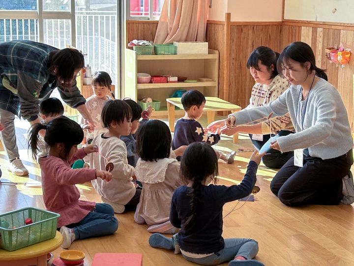 [대전=뉴시스] 가리야시 사쿠라 보육원에서 유아들과 실팽이 놀이를 하는 모습. (사진=우송대 제공) 2026.01.20. photo@newsis.com *재판매 및 DB 금지