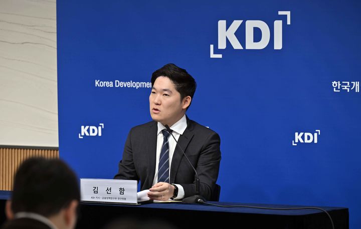 [세종=뉴시스] 사진은 김선함 한국개발연구원(KDI) 연구위원은 20일 정부세종청사에서 KDI FOCUS '수도권 집중은 왜 계속되는가: 인구분포 결정요인과 공간정책 함의' 보고서를 발표하고 있는 모습. (사진=KDI 제공) 2026.01.20. photo@newsis.com﻿ *재판매 및 DB 금지