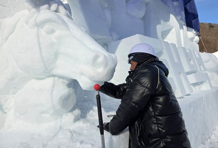 20일 태백산국립공원 당골광장에 설치된 대형 눈형틀에서 중국에서 온 눈조각 전문가가 말을 정교하게 다듬고 있다.(사진=뉴시스) *재판매 및 DB 금지