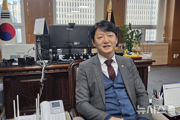 [부산=뉴시스] 김민지 기자 = 취임 1주년 앞두고 지난 19일 부산 연제구 부산변호사회 집무실에서 만난 김용민 제60대 회장은 '해사법원 부산 설립'은 곧 지역 변호사들의 업무 확장 기회가 될 것이라고 이야기하고 있다. 2026.01.21. mingya@newsis.com