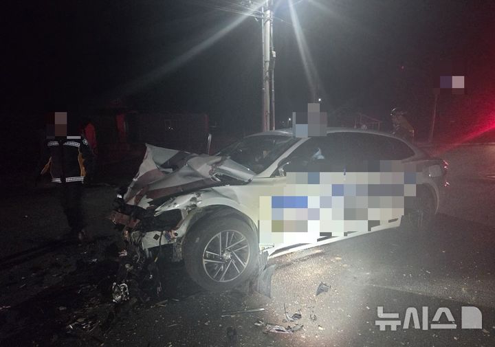 [울진=뉴시스] 안병철 기자 = 지난 19일 오후 7시47분께 경북 울진군 평해읍 88번 국도에서 택시 차량이 트랙터 후미를 추돌했다.(사진=경북소방본부 제공) 2026.01.20. photo@newsis.com