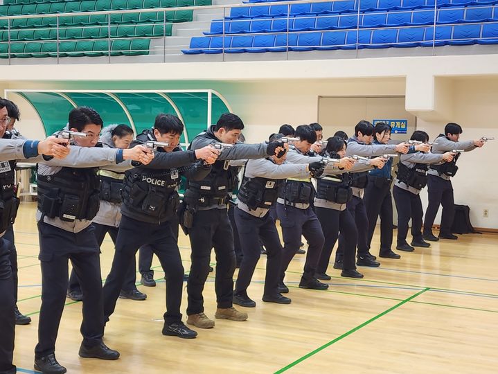 [서울=뉴시스]경찰청은 최근 빈번해진 강력범죄 및 흉기 피습 상황에 효과적으로 대응하고, 현장 경찰관들의 전술 전문성을 높이기 위해 지난 19일부터 경찰인재개발원에서 '제1기 무기 통합교관 양성과정'을 운영한다고 20일 밝혔다.(사진=경찰청) *재판매 및 DB 금지