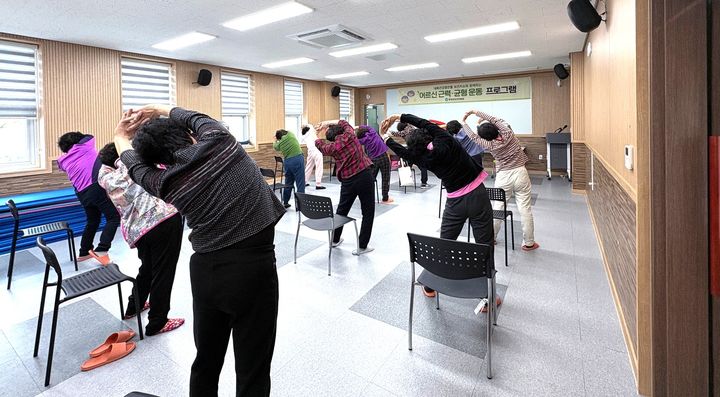 [평창=뉴시스] 어르신들이 근력증진 프로그램에 참여하고 있다. (사진=평창군 제공) 2026.01.20. photo@newsis.com *재판매 및 DB 금지