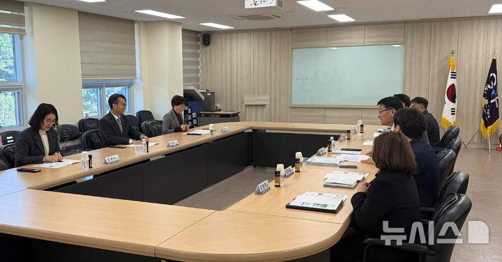 [창원=뉴시스]김명주(왼쪽서 두 번째) 경남도 경제부지사가 20일 창원시 마산합포구 구산면 경남로봇랜드재단을 방문해 2026년도 주요 업무 보고를 받고 있다.(사진=경남도 제공) 2026.01.20. photo@newsis.com