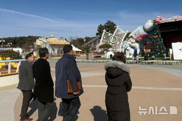 [창원=뉴시스]김명주(왼쪽서 두 번째) 경남도 경제부지사가 20일 창원시 마산합포구 구산면 마산로봇랜드 테마파크를 방문해 경남로봇랜드재단 관계자 등과 시설을 둘러보고 있다.(사진=경남도 제공) 2026.01.20. photo@newsis.com