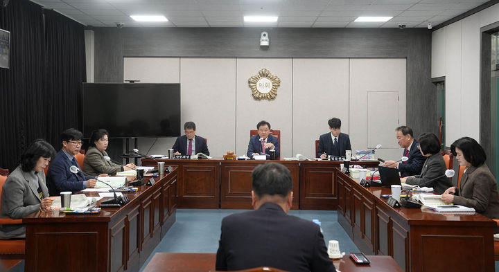 20일 태백시의회는 시의회 위원회실에서 고재창 의장 주재로 제290회 임시회 제2차 본회의 업무보고를 받고 있다.(사진=태백시의회 제공) *재판매 및 DB 금지