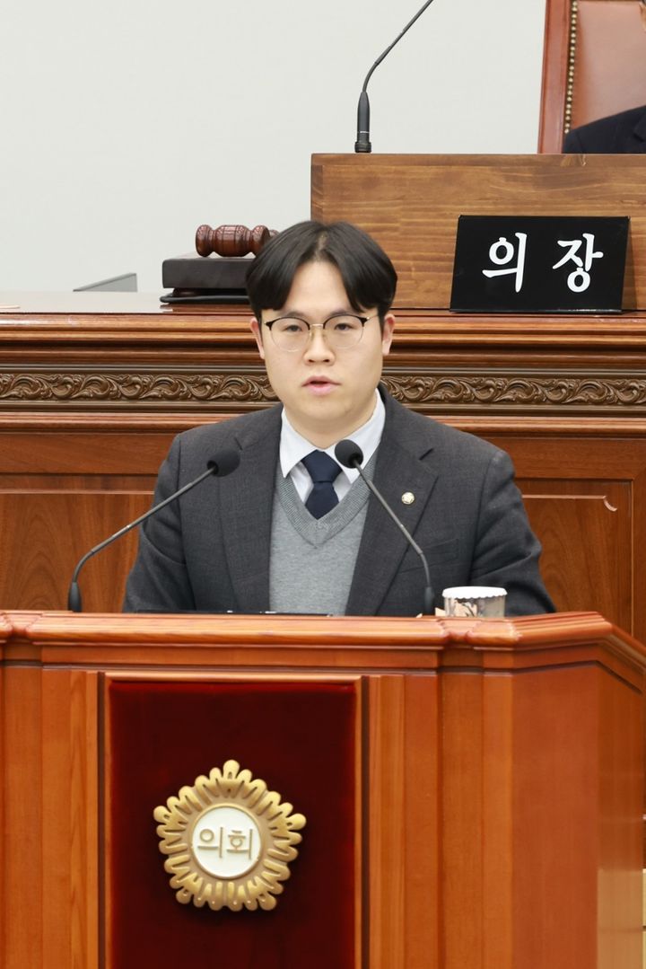 [창원=뉴시스] 강경국 기자 = 진형익 경남 창원시의원이 20일 열린 제149회 임시회 제1차 본회의에서 보호관찰 관리체계 개선 촉구 건의안을 대표 발의하고 있다. (사진=창원시의회 제공). 2026.01.20. photo@newsis.com *재판매 및 DB 금지