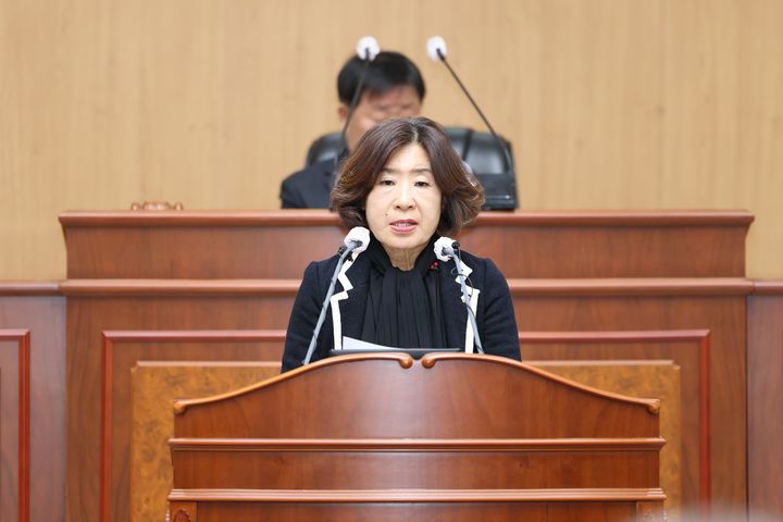 [고성(경남)=뉴시스] 신정철 기자= 경남 고성군의회(의장 최을석)는 20일, 의회 본회의장에서 제307회 임시회를 개회하고 9일간의 일정으로 본격적인 의정활동에 돌입했다.사진은 김향숙 의원이 20일 제1차 본회의에서 '군정질문을 위한 관계공무원 출석 요구의 건'을 제안 설명하고 있다.(사진=고성군의회 제공).2026.01.20. photo@newsis.com *재판매 및 DB 금지