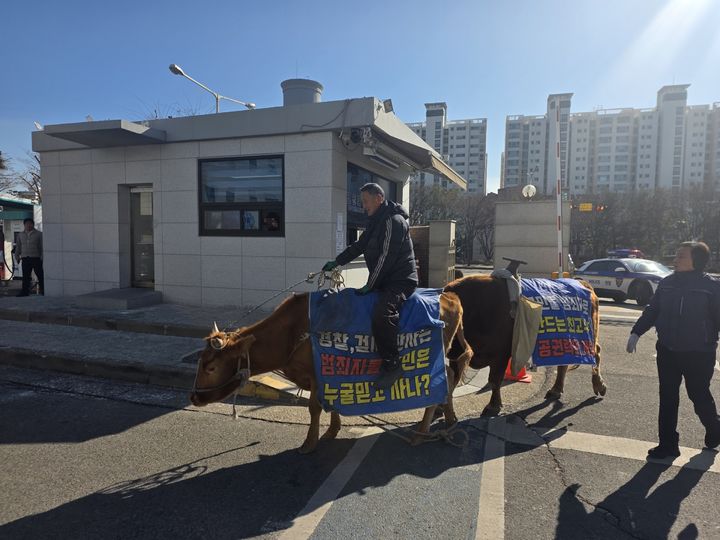 [수원=뉴시스] 양효원기자 = 20일 오후 60대 민원인이 소를 타고 경기 수원장안경찰서에 고소 사건 각하 결정 관련 이의신청서를 내러 오고 있는 모습. 2026.1.20. hyo@newsis.com *재판매 및 DB 금지