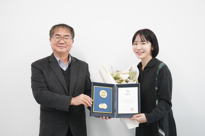 [서울=뉴시스] 카카오게임즈가 경기도 내 장애인의 문화 향유권 증진에 기여한 공로를 인정받아 경기도지사 표창을 수상했다. 지난 15일 수원 경기도재활공학서비스연구지원센터에서 진행된 표창 수여식에서 경기도재활공학서비스연구지원센터 강인학 센터장(왼쪽)과 카카오게임즈 조정연 실장이 기념사진을 찍고 있다. (사진=카카오게임즈 제공) *재판매 및 DB 금지