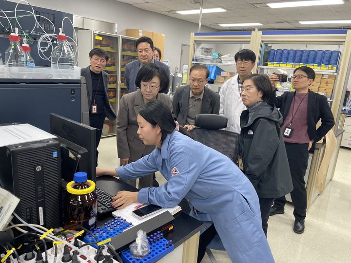 [서울-뉴시스] 식약처는 20일 서울 양천구 서울지방식약청에서 브리핑을 열고 사용이 제한된 트리클로산이 검출된 치약을 수입 판매한 애경산업에 대해 행정처분을 진행할 계획이라고 밝햤다. 사진은 오유경 식약처장 등 식약처 관계자들이 식약처에서 진행된 애경산업 2080 치약 검사를 지켜보고 있는 모습, (사진=식약처 제공) 2026.01.20. photo@newsis.com *재판매 및 DB 금지
