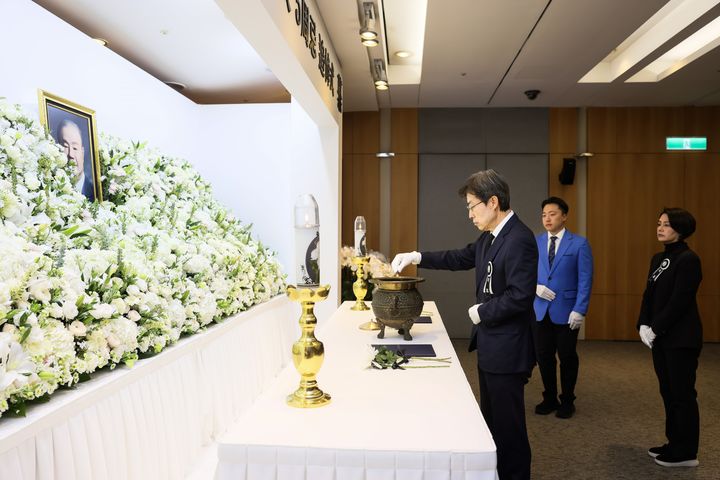 [서울=뉴시스] 故 김상하 명예회장 5주기 추도식에서 차남 김정 부회장이 분향하고 있다. (사진=삼양그룹 제공) 2026.01.20. photo@newsis.com *재판매 및 DB 금지