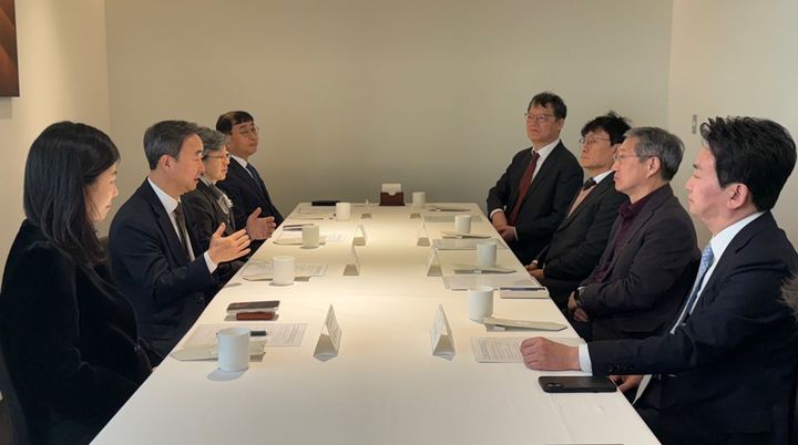 [서울=뉴시스] 국가인공지능전략위원회 임문영 부위원장과 한국방송협회 방문신 회장이 국내 AI산업과 미디어·콘텐츠 산업의 동반 성장을 위해 오찬 회동을 가졌다. (사진=국가AI전략위 제공) *재판매 및 DB 금지